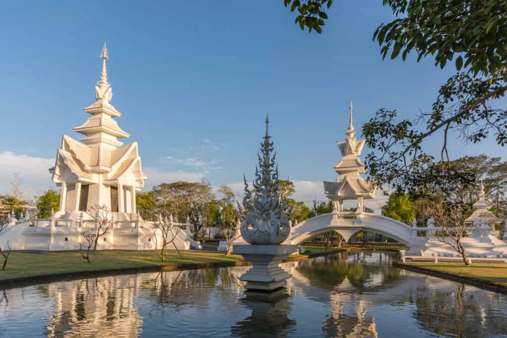 Die Sukhawadee Brücke mit dem Buddhis tower spiegeln sich im Wasser - Wat Rong Khun