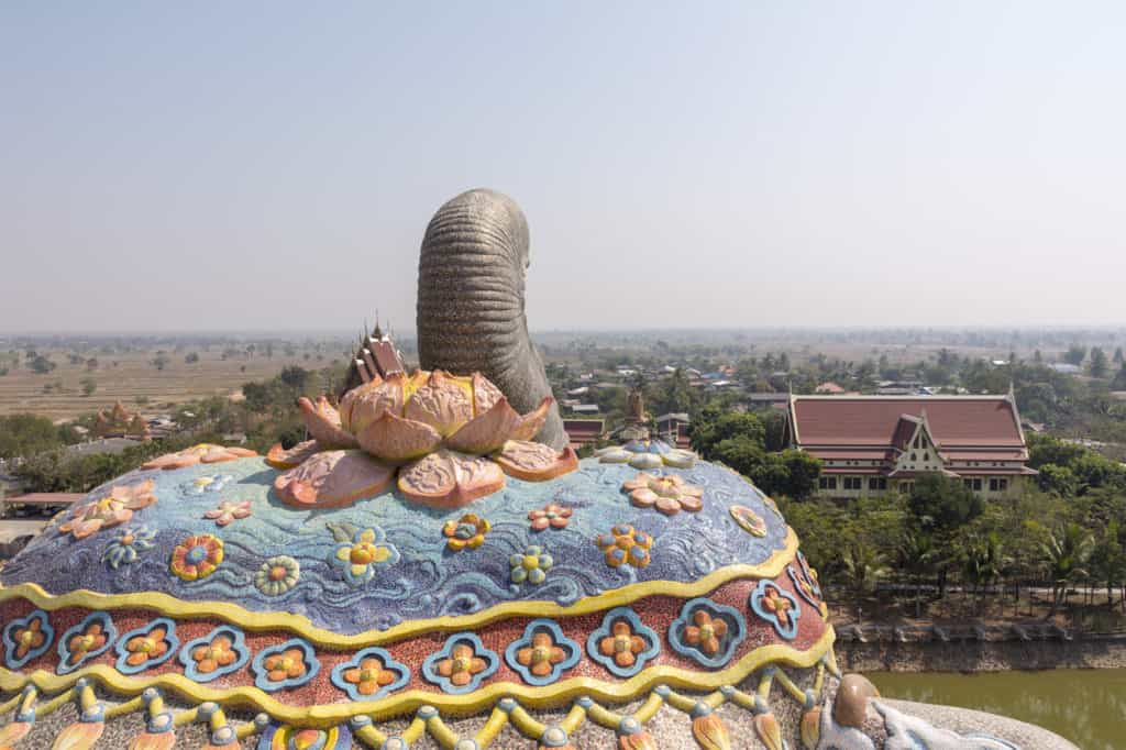 Blick über die weite Isaan Ebene vom Kopf des Elefanten im Elefantentempel Wat Ban Rai 