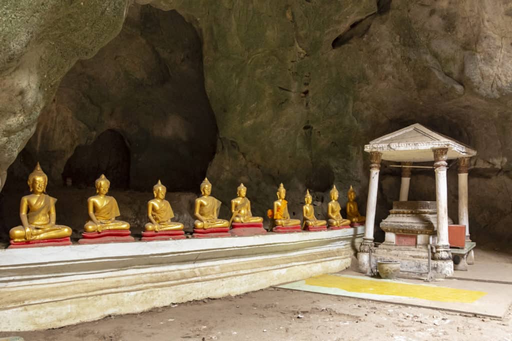 Reihe von Buddha Statuen in der Khao Luang Cave in Phetchaburi - Thailand