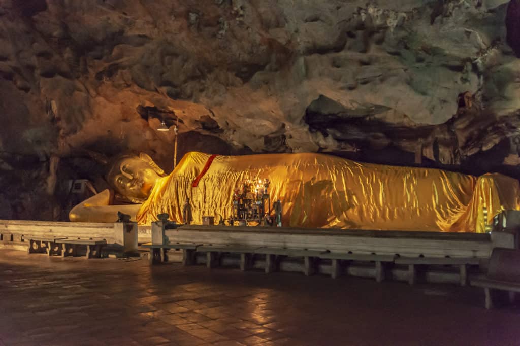 Der große Buddha im gelben Tuch gewickelt - Thailand