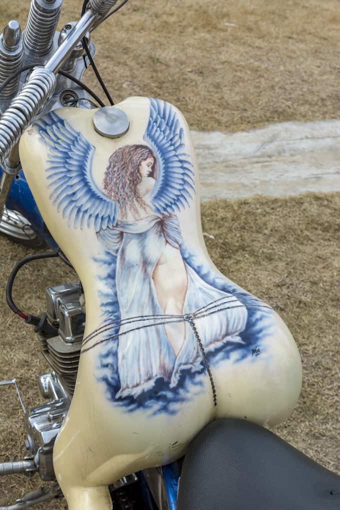 Kunststoff Verkleidung eines Costom Bikes auf den Strassen von Thailand - 