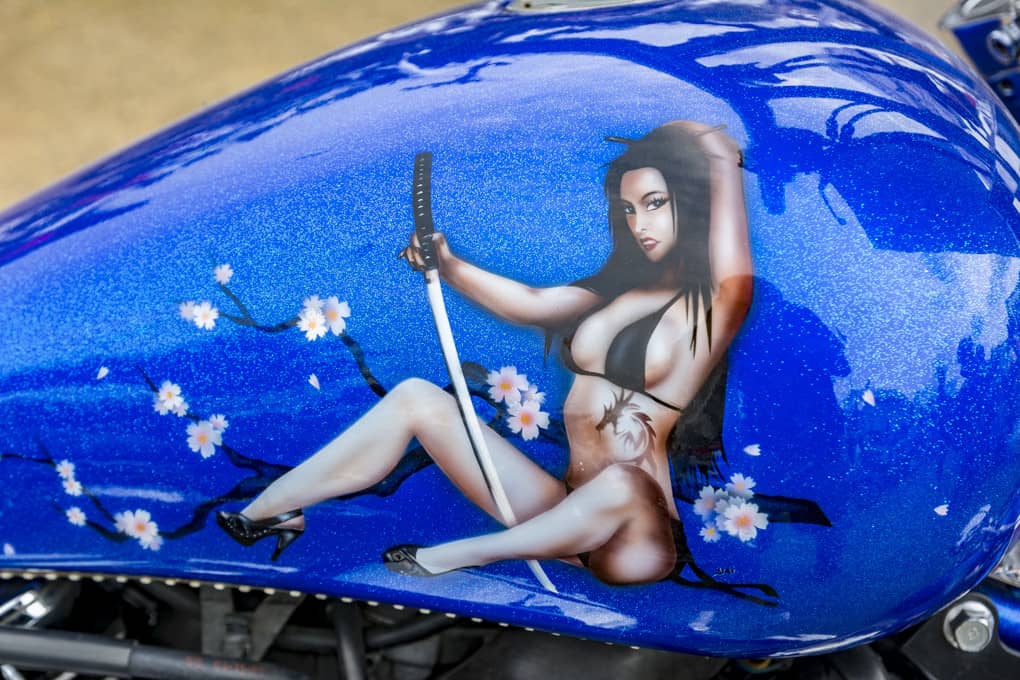 Airbrush Motiv einer Lady mit Schwert auf dem blauen Tank einer Costom Bike