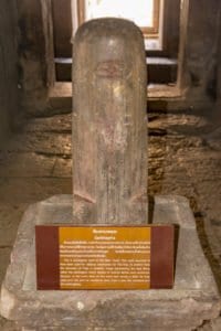 Heiliger Stein - Lingam - im Zentrum des Prasats im Phanom Rung