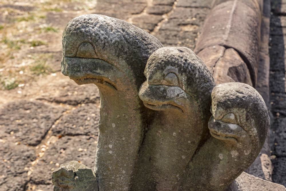 An den Ecken der Einfriedung wachen 5 köpfige Naga-Schlangen über das Becken aus der Khmer Epoche