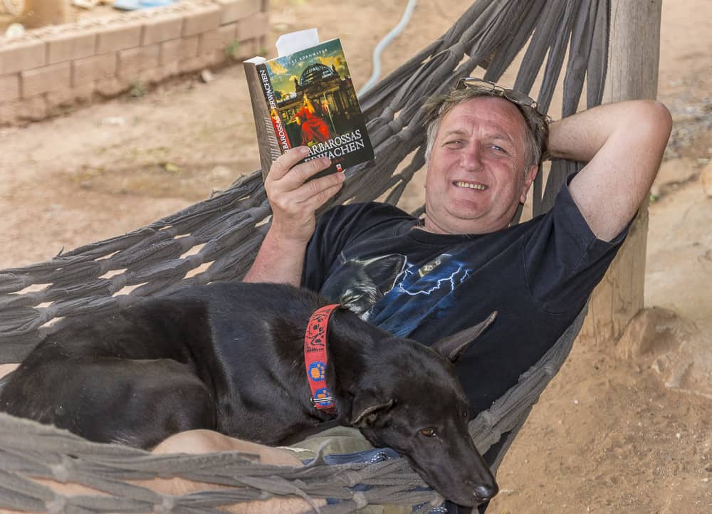 Reiner Kerner in der Hängematte beim lesen eines Buches - Urlaub in Thailand