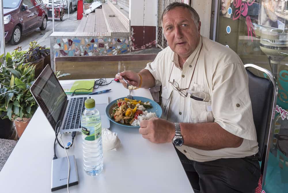 Reiner Kerner bei der Mittagspause in Thailand