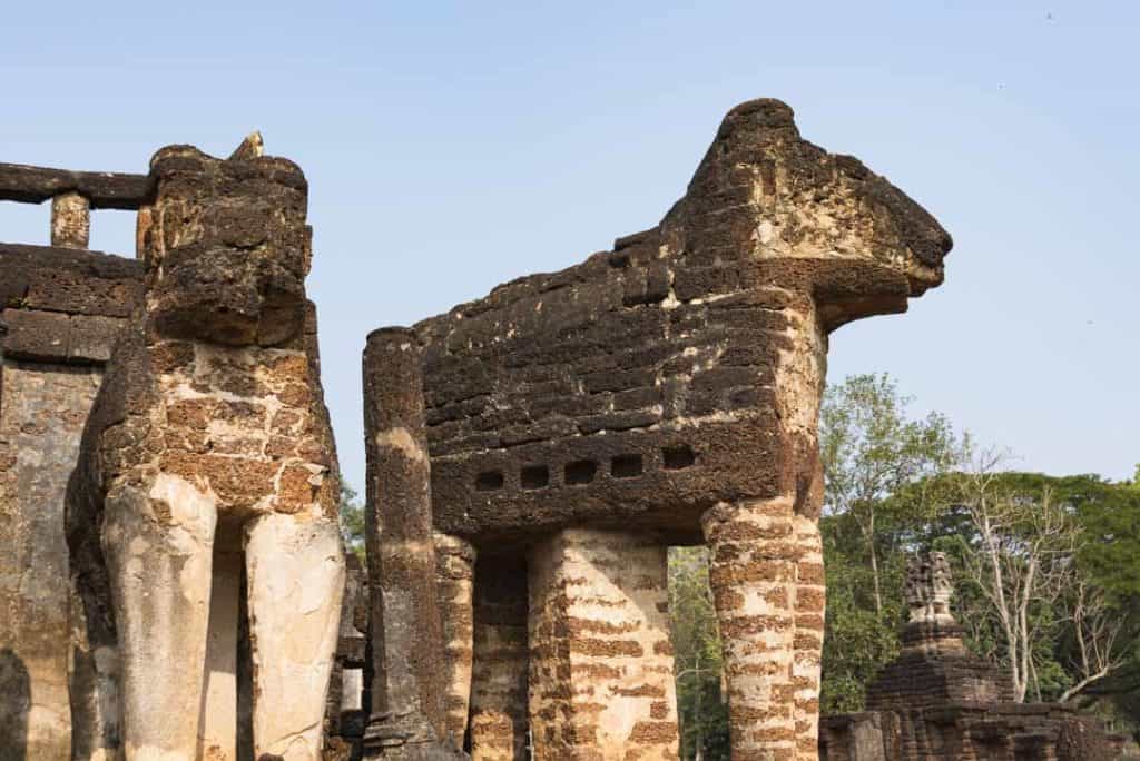 Eckelefant bei dem die Art der Ausführung deutlich erkennbar ist - Wat Chang Lom Si Satchanalai