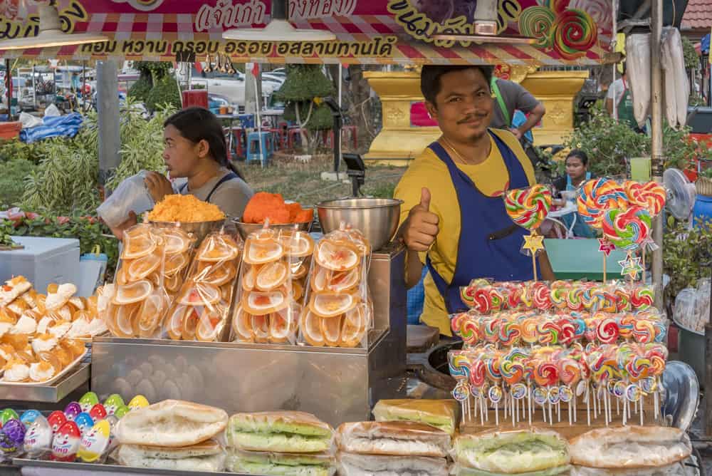 Verkäufer an seinem Süssigkeitenstand - Der kleine Hunger der Thailänder