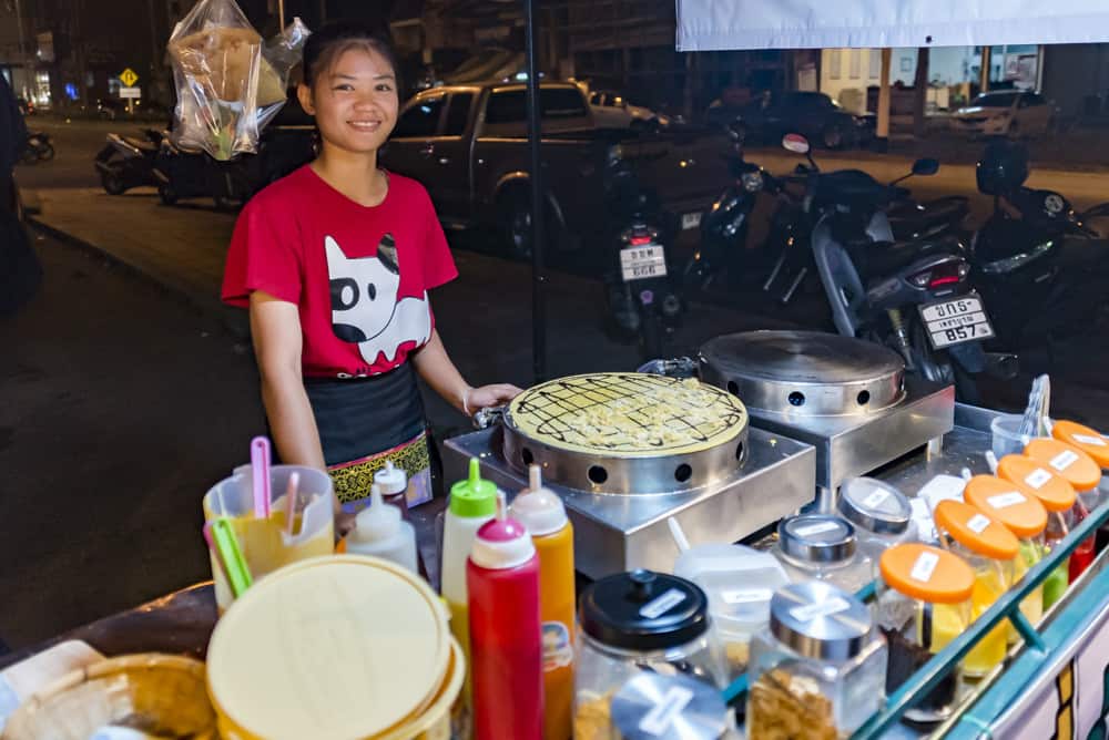 Crepesverkäuferin hinte ihrem Stand - Der kleine Hunger der Thailänder