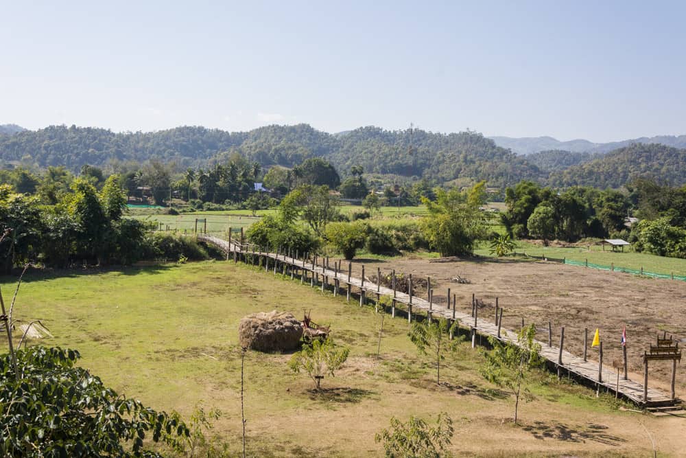 Die Bambus-Brücke mit der Ebene gehört zu den Sehenswürdigkeiten rund um Mae Hong Son und Pai 