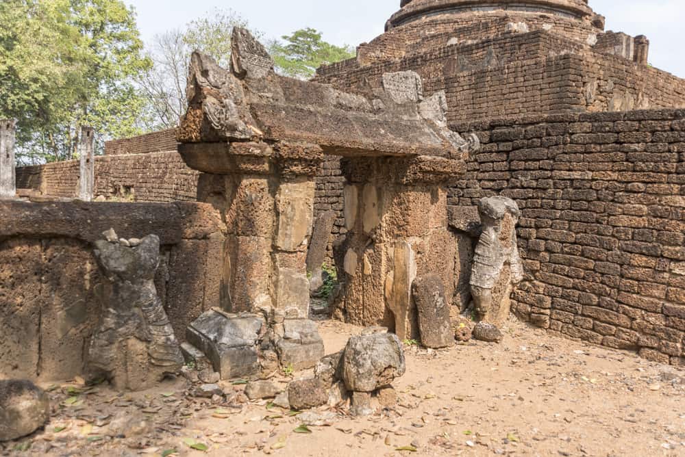 Aussergewöhnlicher Torbogen mit Buddha-Statuen - historischer Park Si Satchanalai