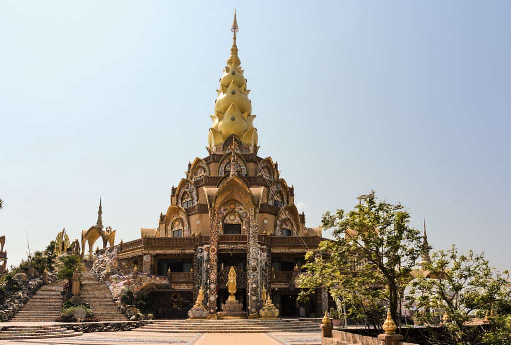 Wat Pha That Pha Son Kaeo mit millionen von Mosaiksteinen verzierter Tempel