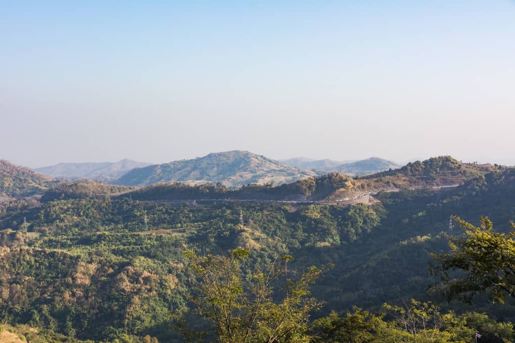 Landschaft von Khao Kho mit der Nationalstrasse 12