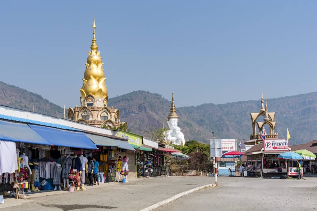 Geschäftsstrasse am Tempel Wat Pha That Pha Son Kaeo in der Region Khao Kho