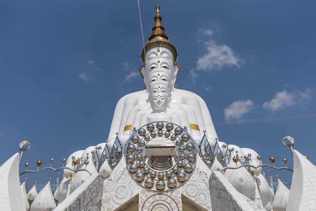 die 5 hintereinander sitzenden Buddhas im Wat Pha That Pha Son Kaeo das Markenzeichen vom Tempel in Khao Kor