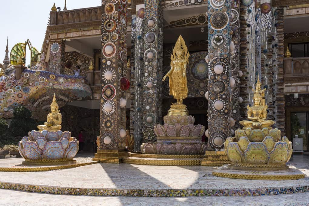 Eingangsbereich des Tempels Wat Pha That Pha Son Kaeo mit dem stehenden Buddha am Mosaiktempel