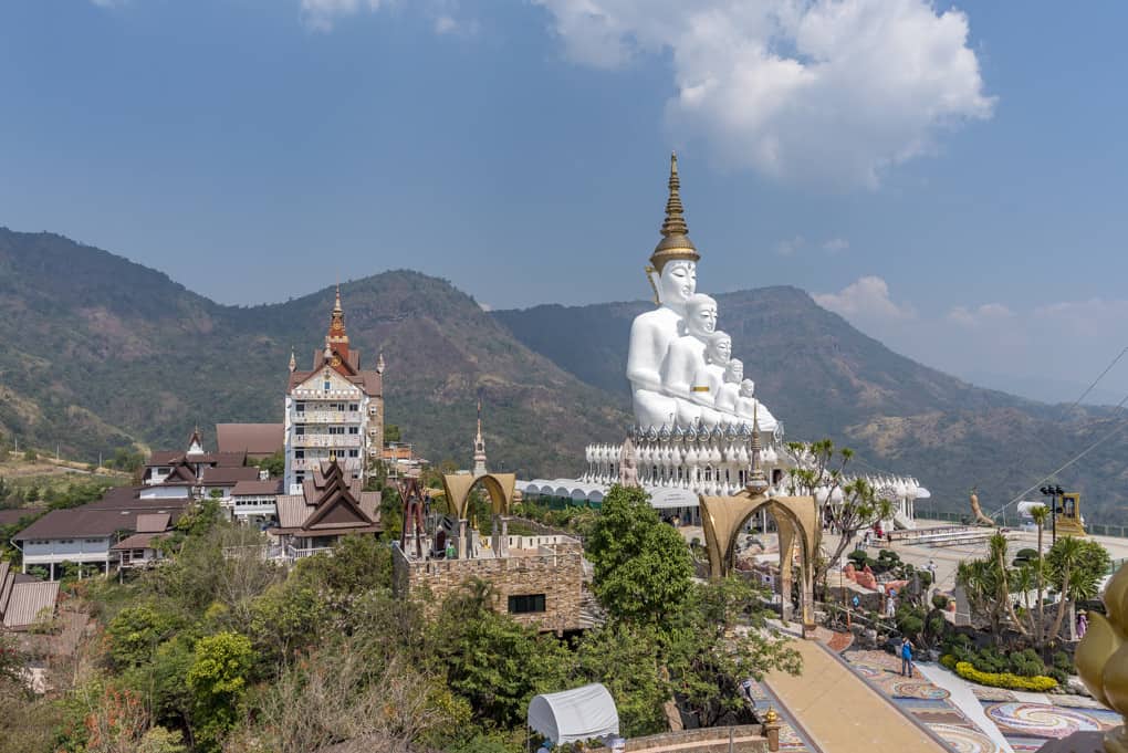 Gesamtansicht des Tempel Wat Pha That Pha Son Kaeo in Khao Kho