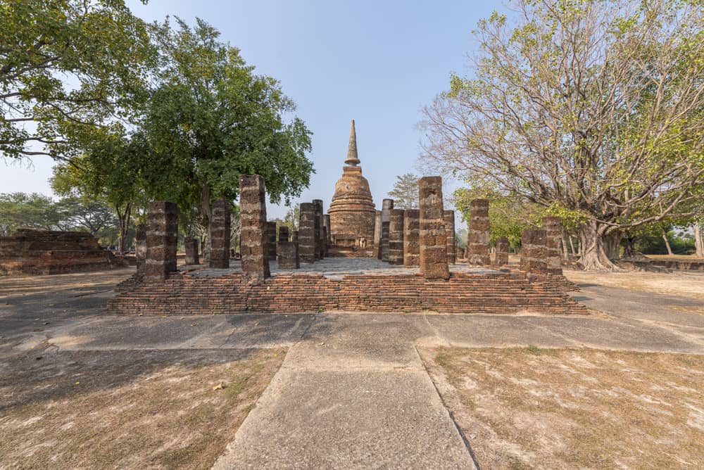 Wat Chang Lom in Sukhothai mit dem Chedi und im Vordergrund der Viharn