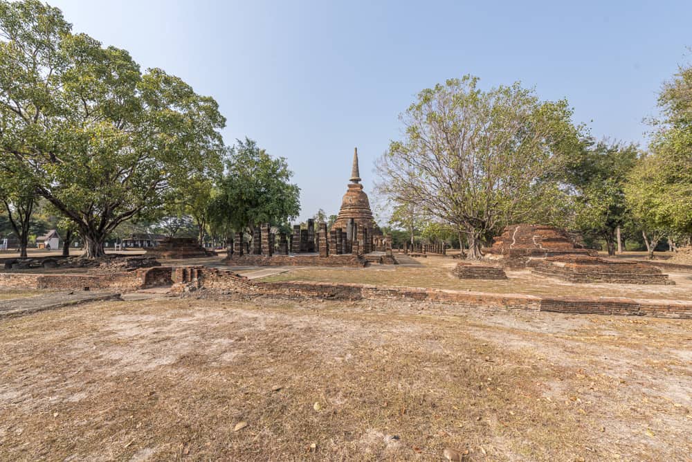 Der Viharn und der Chedi vom Wat Chang Lom im Historischen Park Sukhothai