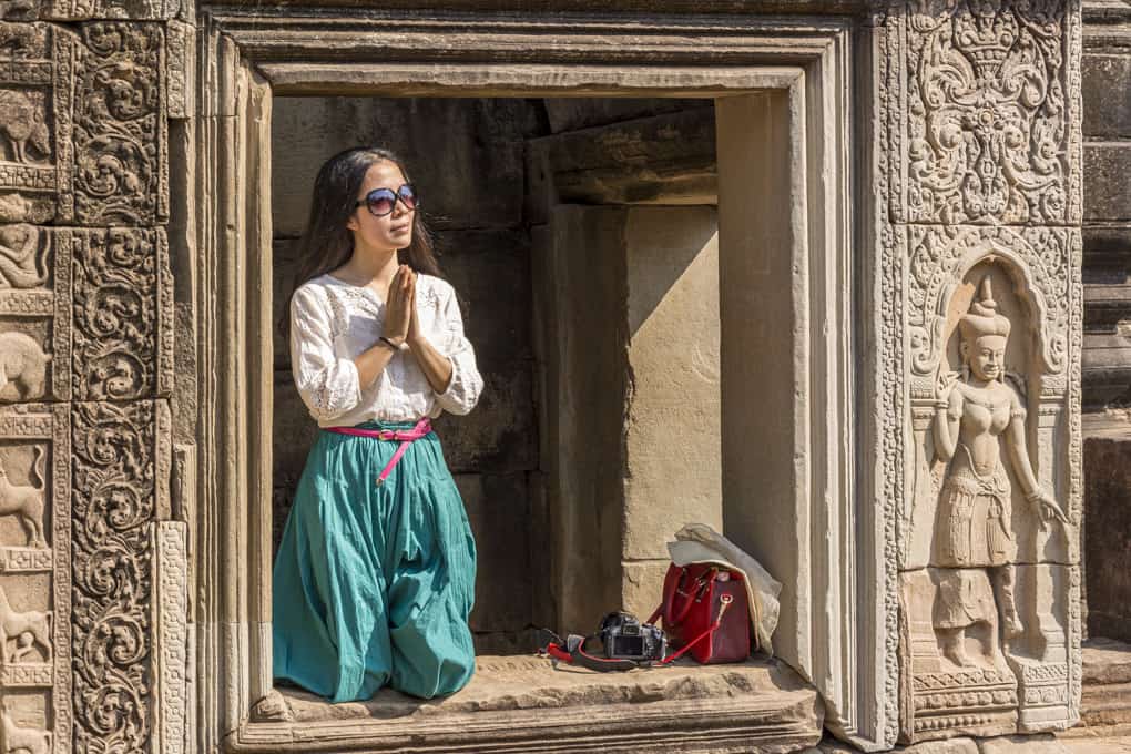 Betende Frau im historischen Tempel