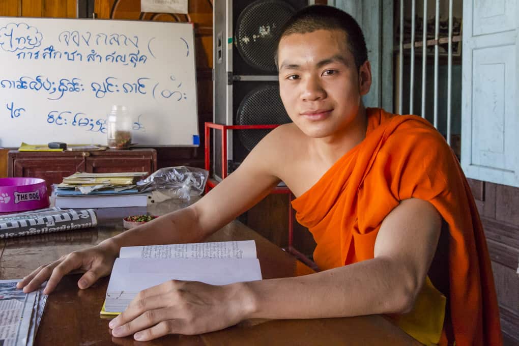Mönch beim Studium von Buddhas Lehren aus 10 Tipps zur Reisefotografie 