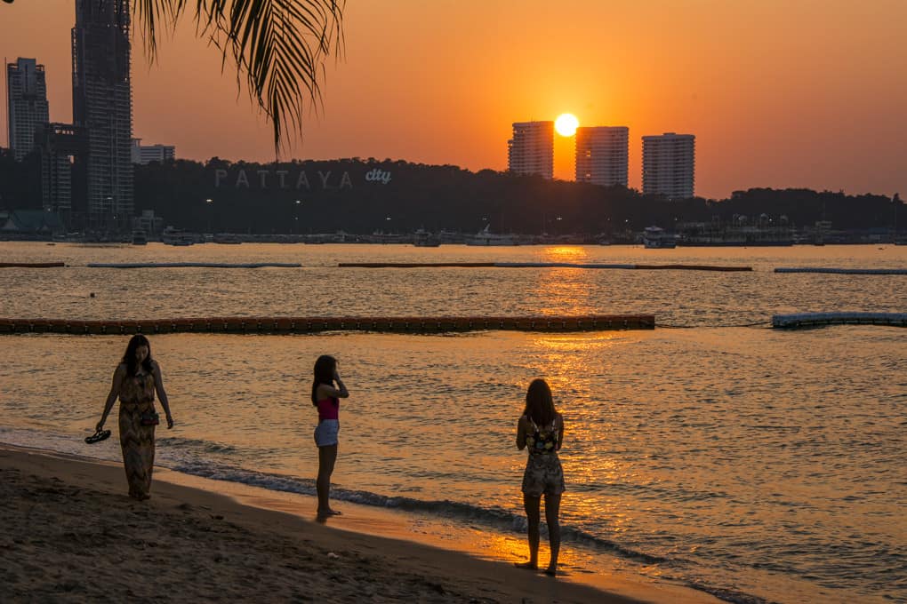 Weitwinkelaufnahme an der Beachroad in Pattaya