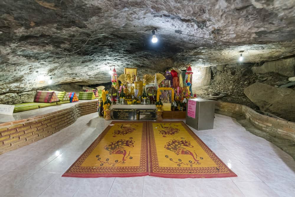 Fundort und Altar der Statue der Steinfigur Phra Mae Ya