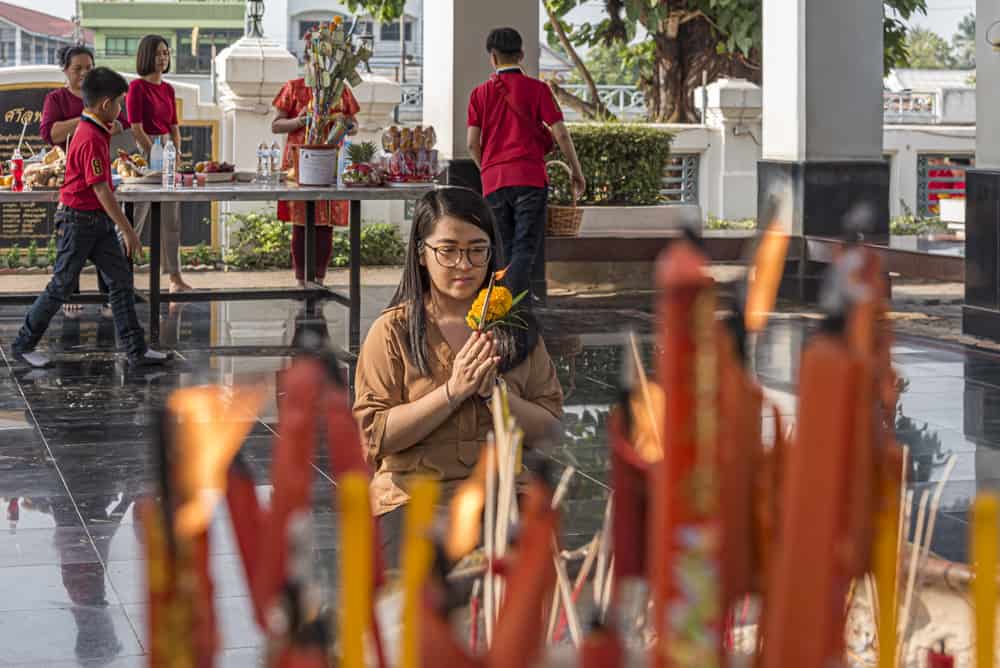 Betende Frau vor dem Phra Mae Ya Shrine in Sukhothai