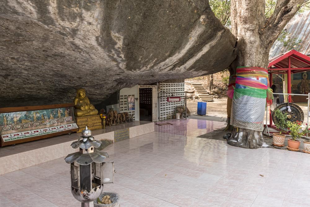 Überhang mit dem Eingang zur Höhle