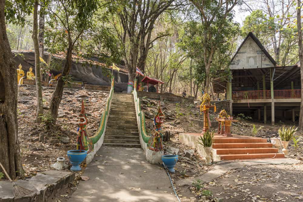 Naga-Schlangen an der Treppe zur Mae Ya Cave Sukhothai