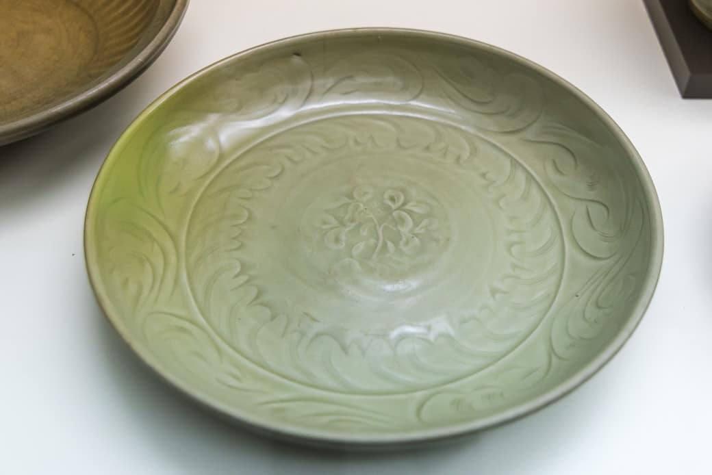 Teller oder Platte mit Celadon Glasur