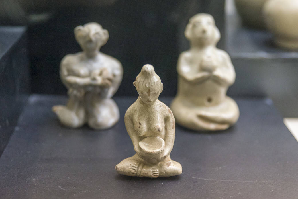 Fein gearbeitete prähistorische Keramikfiguren im Sangkhalok Museum Sukhothai