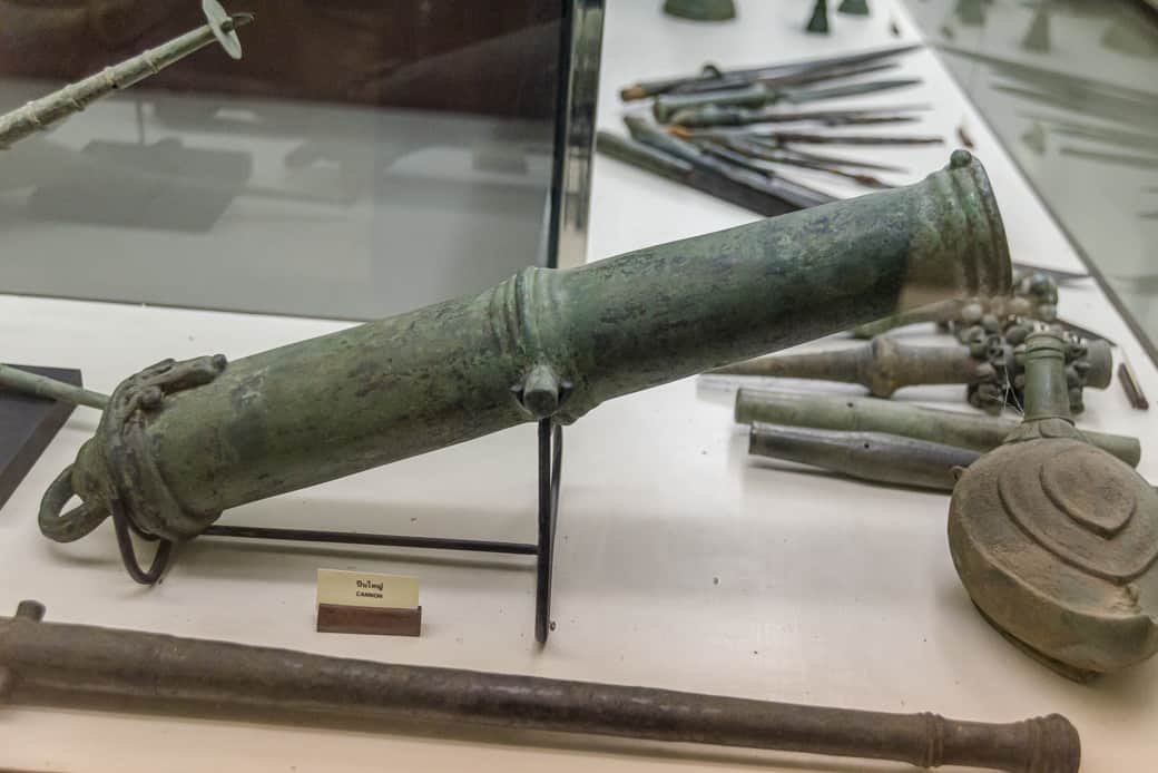 Waffen aus Bronze im Sangkhalok Museum in Sukhothai