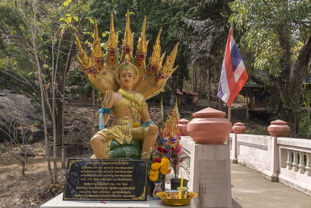 Wächterfigur an der Brücke von der Mae Ya Höhle