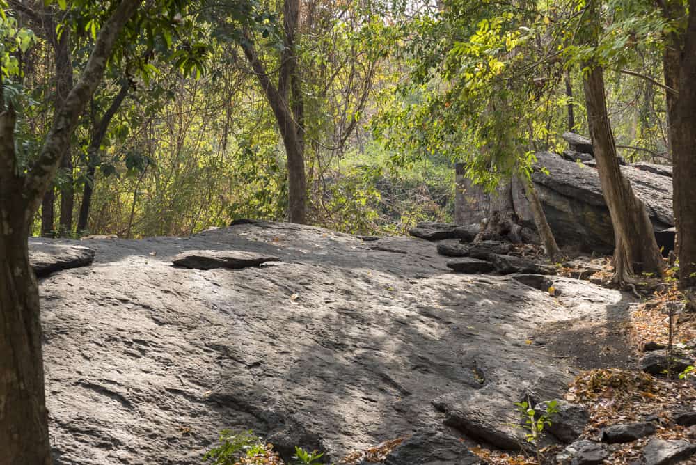 Riesige Steinformationen in dem Waldgebiet vor der Mae Ya cave - Sukhothai - Thailand