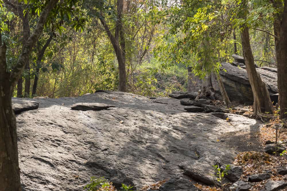 Riesige Steinformationen in dem Waldgebiet vor der Mae Ya cave