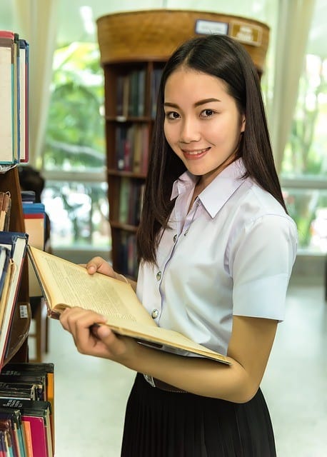 Thailänderin bei studieren der Sprache - Thailand - thailändische Frauen