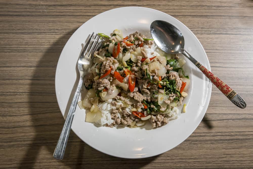 Pad Krapao Moo - gehacktes Schweinefleisch als thailändisches Abendessen