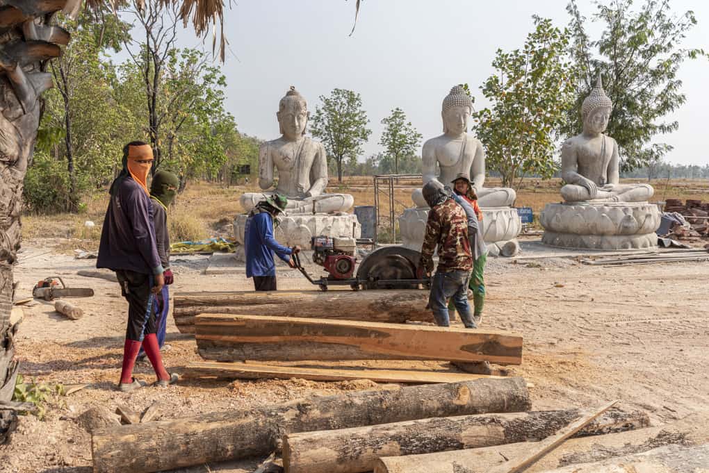 Bauarbeiter mit riesiger Kreissäge am Wat Mai Charoenphol
