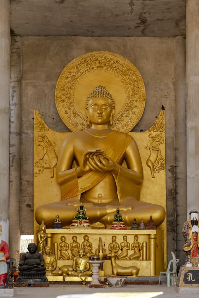 Wat Mai Charoenphol - der Viharn mit einer wundervollen Buddha-Statue 