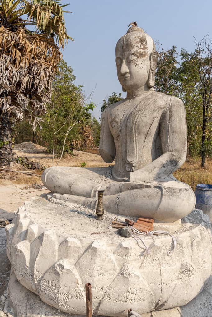 Buddha-Statue ohne Arme im Gußverfahren aus Beton