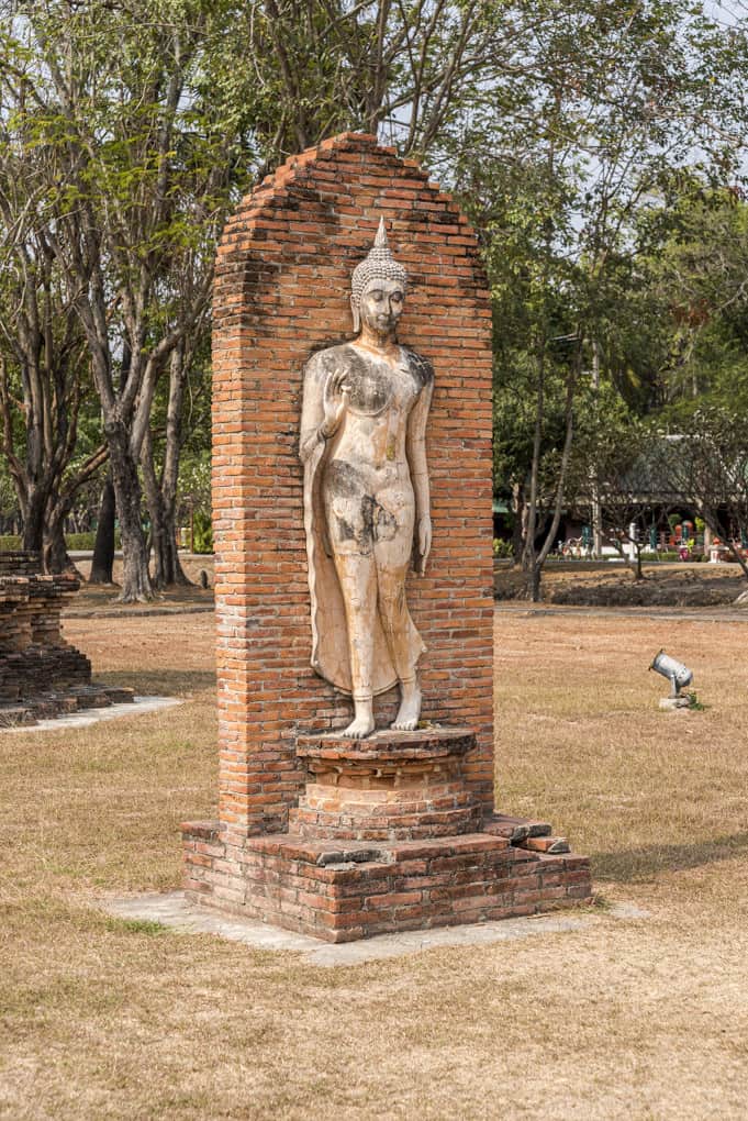 Der schreitende Buddha im Tempel am Silbersee - Wat Traphang Ngoen