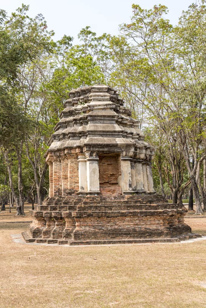 Kleiner Chedi neben dem großen Chedi und dem Viharn