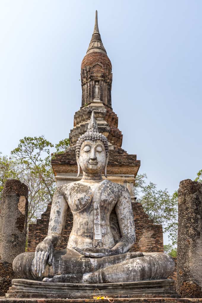 Buddha-Standbild vor dem großem Chedi