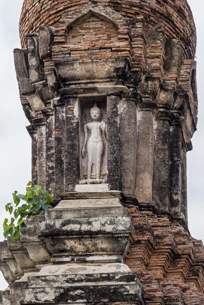 Eine der 4 Buddha-Statuen im Chedi