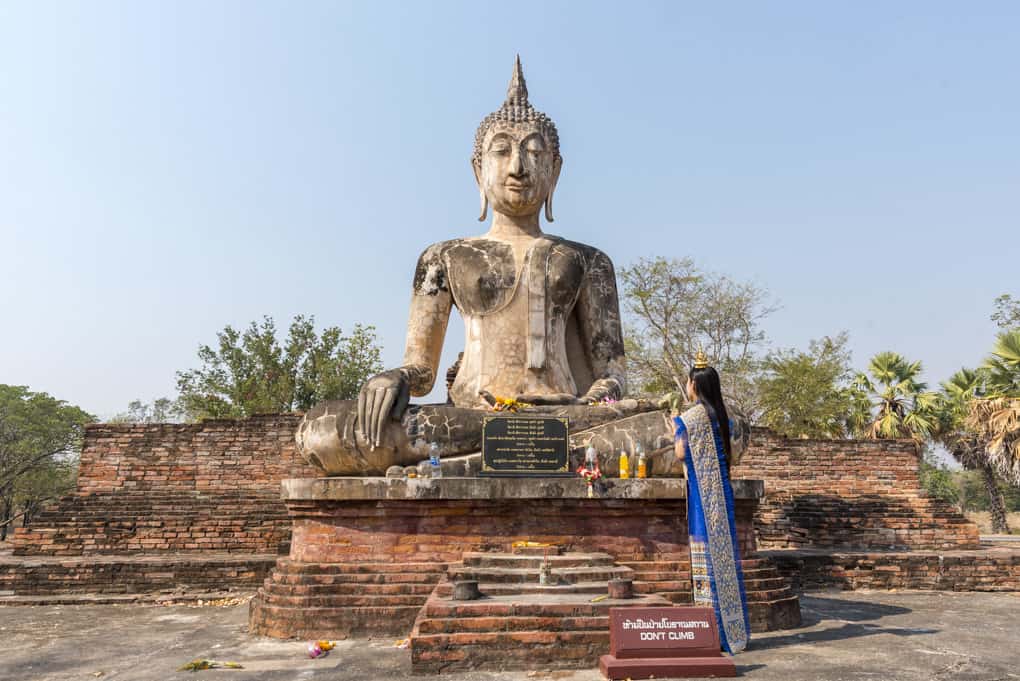 Handhaltung Buddhas - die Erleuchtungsgeste (bhumisparsa mudrā)