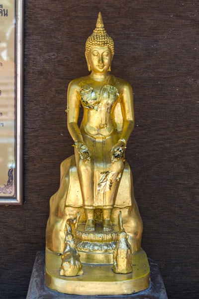 Sitzender Buddha mit Affe und Elefanten