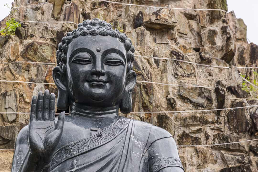 Buddha Darstellung mit Stirnmal und Haarknoten