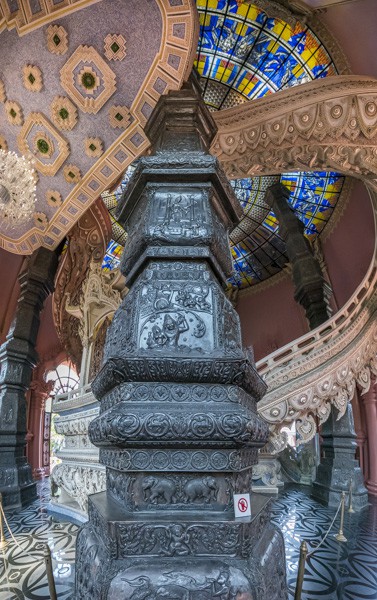 Eine der vier mit Zinn verkleideten Säulen im Erawan Museum Bangkok der Eingangsetage des Elefanten