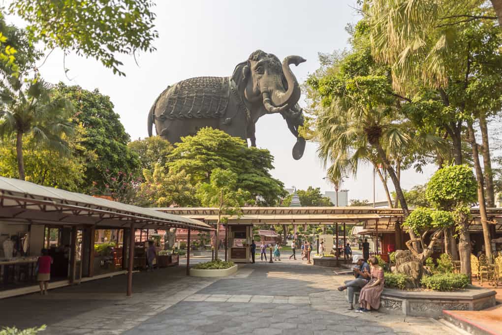 Das Erawan-Museum in Bangkok mit dem größten bronze Elefantenstandbild der Welt